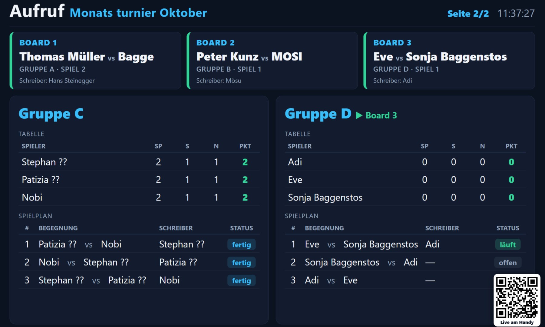 DartHub-Zuschaueranzeige „Aufruf“ während der Gruppenphase: drei Boards mit laufenden Spielen und Schreibern, Tabellen und Spielpläne der Gruppen C und D, unten rechts der QR-Code „Live am Handy“
